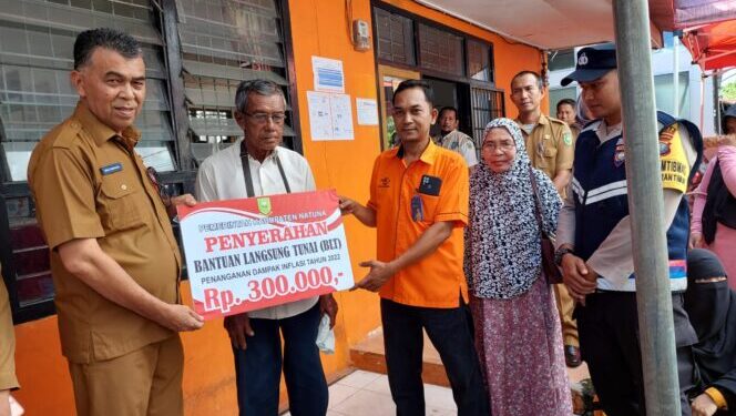 Bupati Natuna Serahkan BLT ke Masyarakat