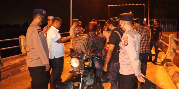 Polres Karimun Lakukan Pemeriksaan Penumpang dan Kendaraan di Pelabuhan Roro