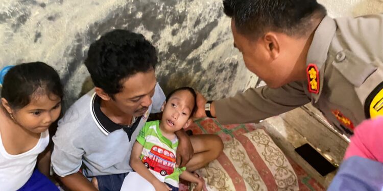 Kapolres dan Ketua Cabang Bhayangkari Lingga Beri Tali Asih