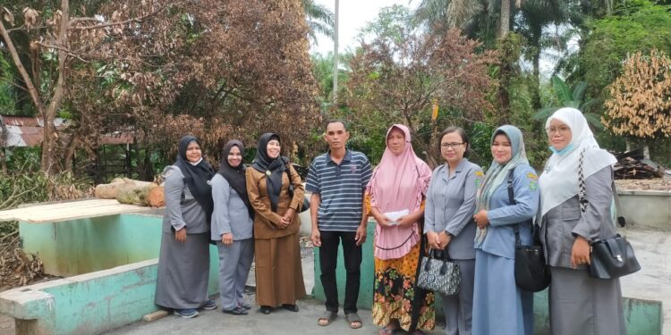 Korban Kebakaran Dapat Bantuan Dari Korwil Disdik dan UPTD Aek Kuasan