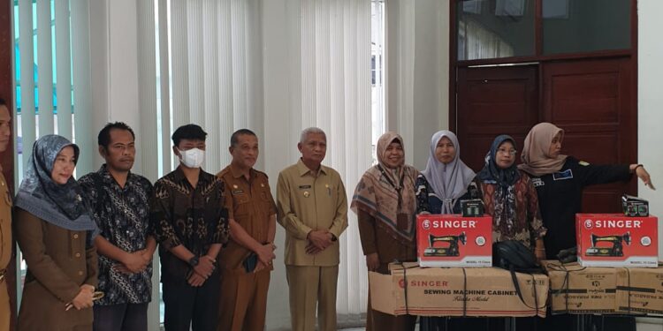 Pemkab Asahan Serahkan Bantuan Peralatan Untuk Wirausaha Baru
