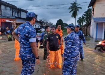 Danlanud RSA Kerahkan Personel Bantu Penanganan Banjir di Natuna