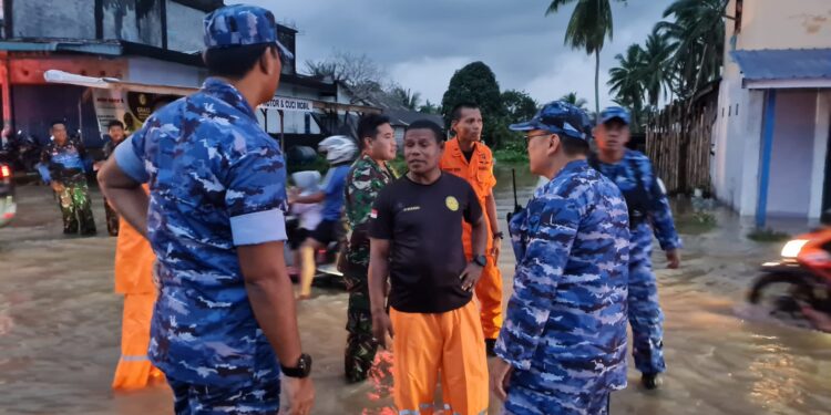 Danlanud RSA Kerahkan Personel Bantu Penanganan Banjir di Natuna