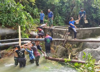 Pasca Banjir, Personel Lanud RSA Bantu Perbaiki Pipa Air Bersih Masyarakat Ranai dan Warga Sekitar