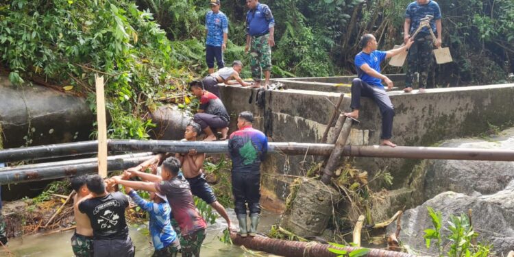 Pasca Banjir, Personel Lanud RSA Bantu Perbaiki Pipa Air Bersih Masyarakat Ranai dan Warga Sekitar