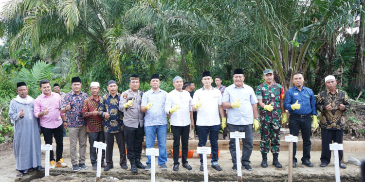 Wabup Asahan Letakkan Batu Pertama Pembangunan Musholla Siti Amin Aek Loba Pekan