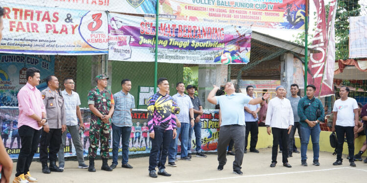 Wabup Asahan Buka Turnamen Bola Volly Rebutkan Trofi Forkopimcam Aek Kuasan Cup 1