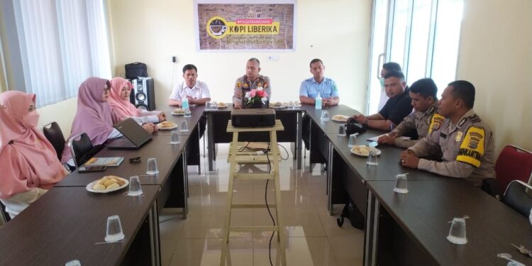 Bahas Soal Kesehatan, Polsek Rangsang Ngopi Bareng Nakes Puskesmas Kedaburapat