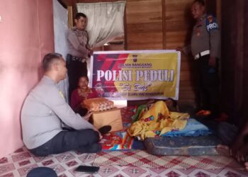 Polsek Rangsang Bantu Penyandang Disabilitas di Desa Tanjung Bakau