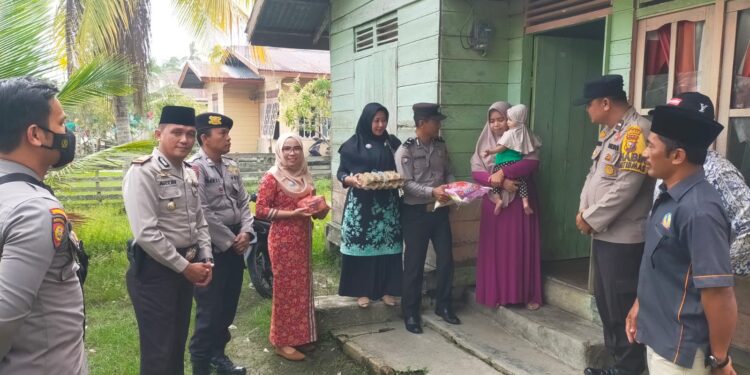 Giat Kamis Barokah, Polsek Merbau dan Puskesmas Teluk Belitung Bantu Balita Stunting