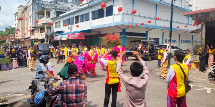 Imlek di Lingga, Meriah Kelompok Barongsai Datangi Rumah Warga