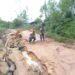 Peduli Keselamatan Warga, Polsek Moro Tutup Sejumlah Ruas Jalan Rusak