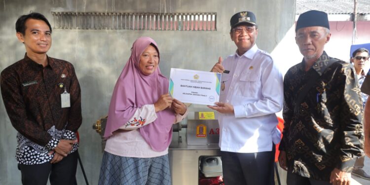 Anwar Hasyim Beri Alat UMKM di Desa Parit dan Kunjungi Ponpes Perbatasan Mutiara Bangsa