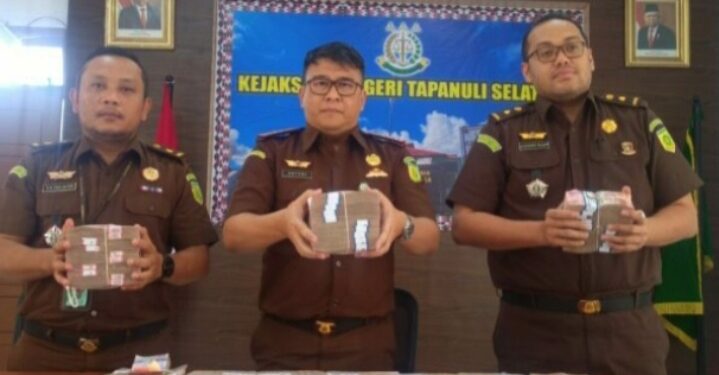 Kejari Tapsel Amankan BB Uang 1 M Lebih dan Tetapkan 2 Tersangka Kasus Tipikor