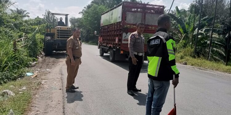 Camat Pulau Rakyat Bersihkan Tumpukan Sampah di Pinggir Jalinsum