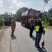 Camat Pulau Rakyat Bersihkan Tumpukan Sampah di Pinggir Jalinsum