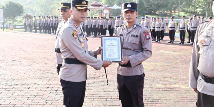 Polres Lingga Lakukan Upacara Pemberian Penghargaan Kepada 6 Personil