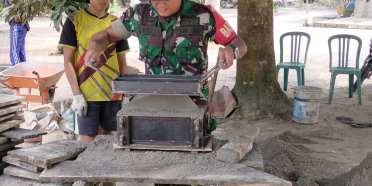 Babinsa Desa Tinjul Bantu Warga Cetak Batako Untuk Pembangunan WC Umum