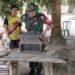 Babinsa Desa Tinjul Bantu Warga Cetak Batako Untuk Pembangunan WC Umum