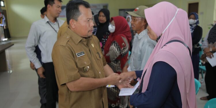 Pemkab Asahan Serahkan Buku Tabungan Pinjaman Bergulir