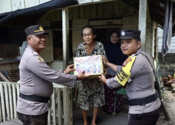 Sesuai Intruksi Kapolri, Polsek Dabo Singkep Bagikan Sembako Kepada Masyarakat