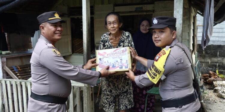 Sesuai Intruksi Kapolri, Polsek Dabo Singkep Bagikan Sembako Kepada Masyarakat