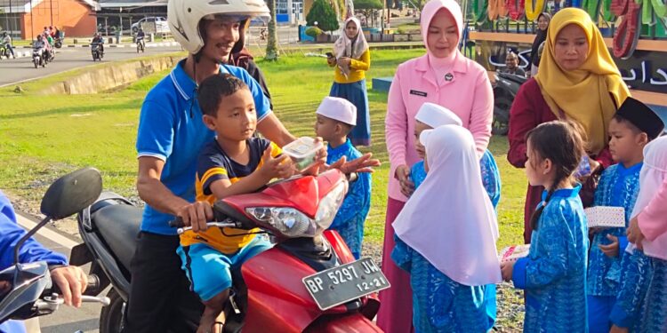 Ajari Anak Berbagi Sejak Dini, TK Kemala Bhayangkari Polres Lingga Barbagi Takjil