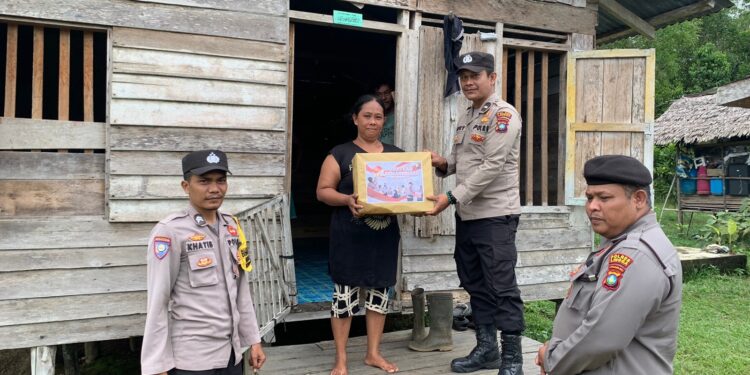 Polsek Dabo Singkep Bagikan Bansos Untuk Warga