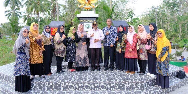 Bupati Karimun Resmikan Tugu Pancasila di Desa Lubuk