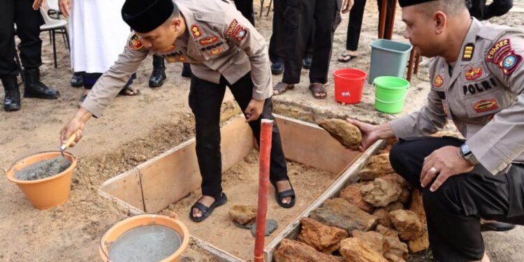 Kapolres Lingga Lakukan Peletakan Batu Pertama Pembangunan Masjid Al-Munawwar