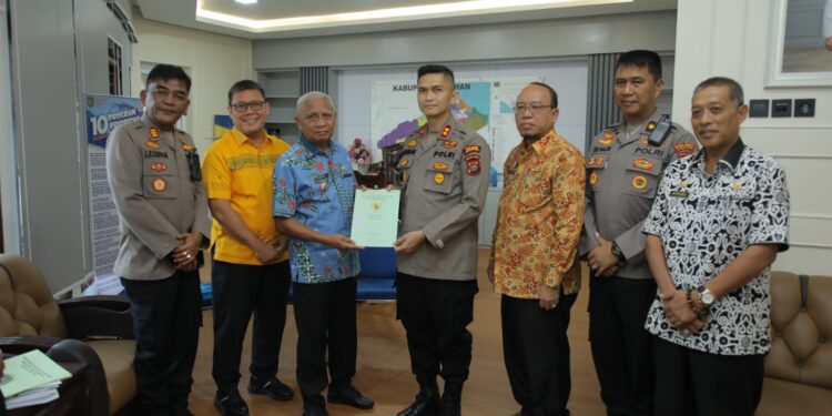 Bupati Serahkan Sertifikat Tanah Kepada Polres Asahan