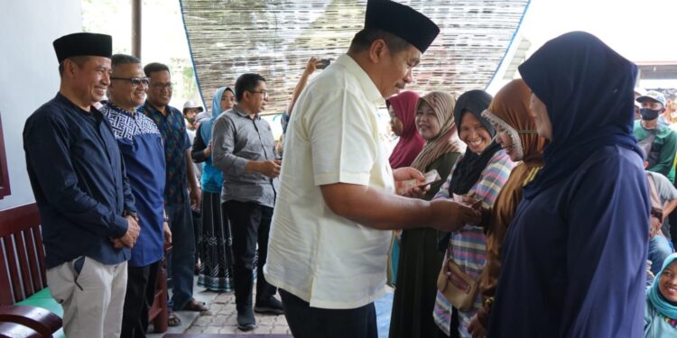 Wabup Asahan dan Baznas Salurkan Bantuan Kepada Petugas DLH