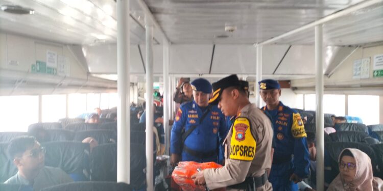 Pastikan Keamanan Arus Balik Mudik, Kapolres Lingga Cek Perlengkapan Kapal
