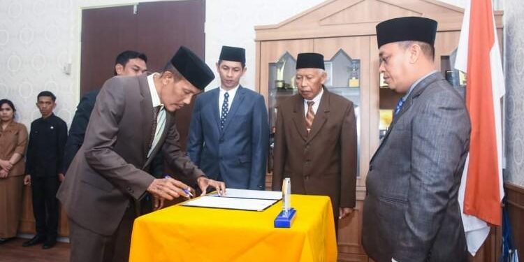 Bupati Nizar Lantik Armia Jadi Pejabat Sekda Pemkab Lingga