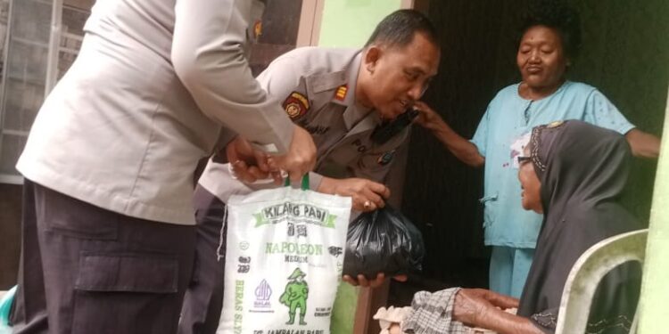 Kapolsek Pulau Raja Beri Bantuan Kepada Nek Sandora