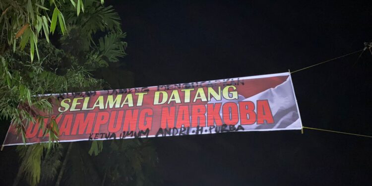 Kurang Dari 24 Jam Sepanduk Narkoba di Desa Manis Hilang