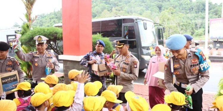 Polres Lingga Kenalkan Profesi Polri ke Anak-anak TK di Singkep