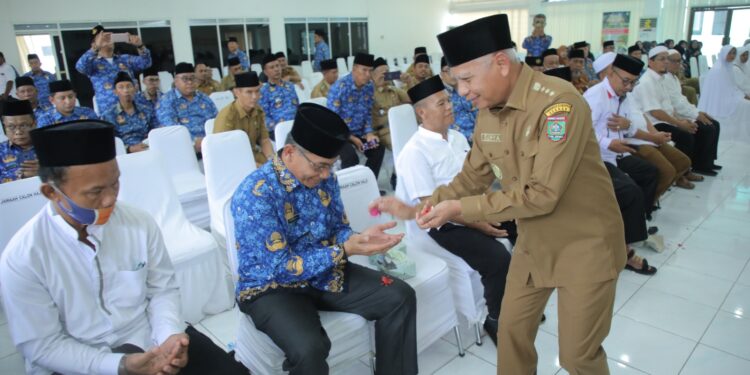 Bupati Asahan Upah-Upah 28 Jamaah Calha Anggota Korpri