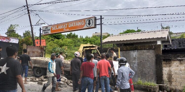 Truck Pengangkut Batu Batako Hantam Tembok Parkiran Foodpedia Karimun