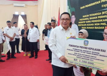 Daeng Amhar Serahkan Bantuan Kepada Pemuka Agama Tetap Pada Rumah Ibadah se-Kabupaten Natuna