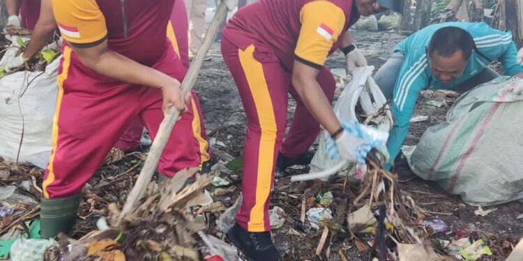 Polsek Dabo Bersama Masyarakat Sungai Lumpur Bersihkan Sampah