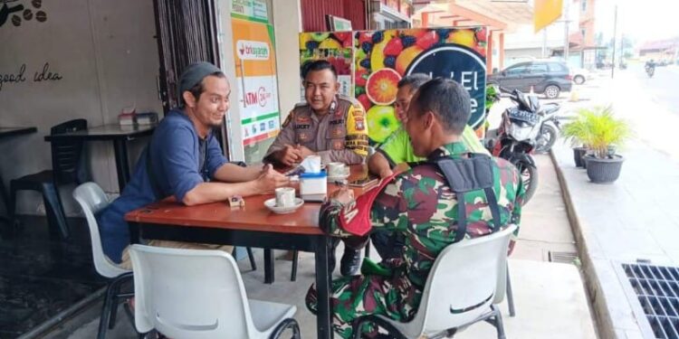 Tingkatkan Sinergitas,  Bhabinkamtibmas dan Babinsa Lingga  Sambangi Desa Binaan
