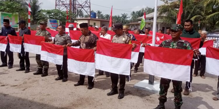 Camat Pulau Rakyat Bagikan Bendera Merah Putih Kepada Warga