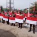 Camat Pulau Rakyat Bagikan Bendera Merah Putih Kepada Warga
