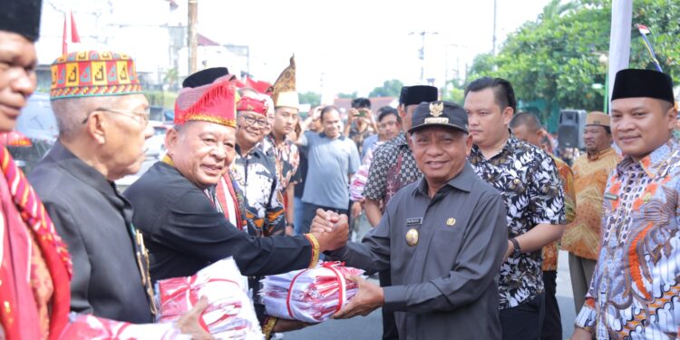 Bupati dan Forkopimda Asahan Bagi Bendera Merah Putih