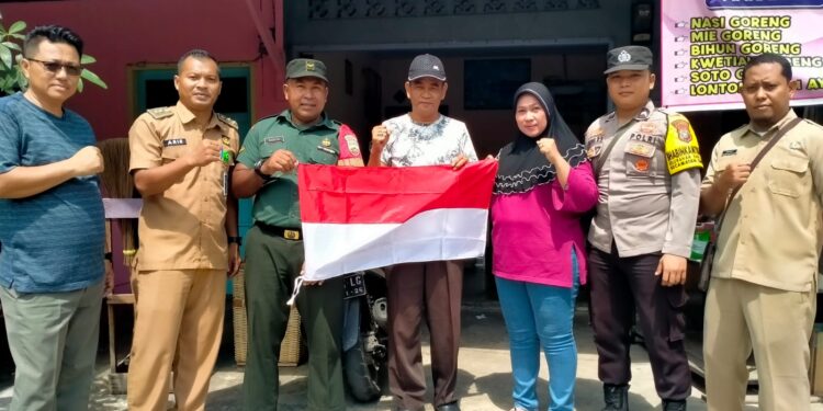 Kelurahan Dabo Lama Bagikan Bendera Kepada 9 Rw