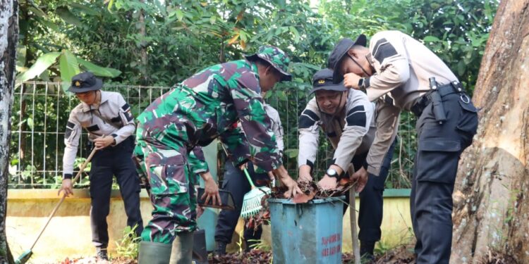 Jaga Cagar Budaya, Polres Karimun Bersihkan Makam Badang