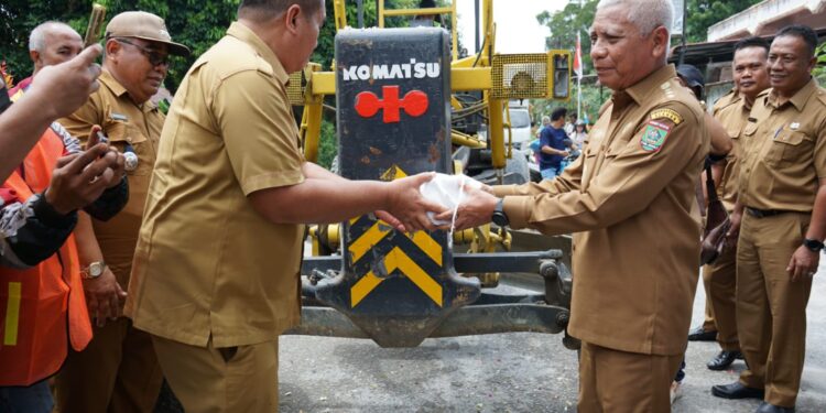 Bupati Asahan Letak Batu Pertama Pembangunan Jalan Penghubung 2 Desa