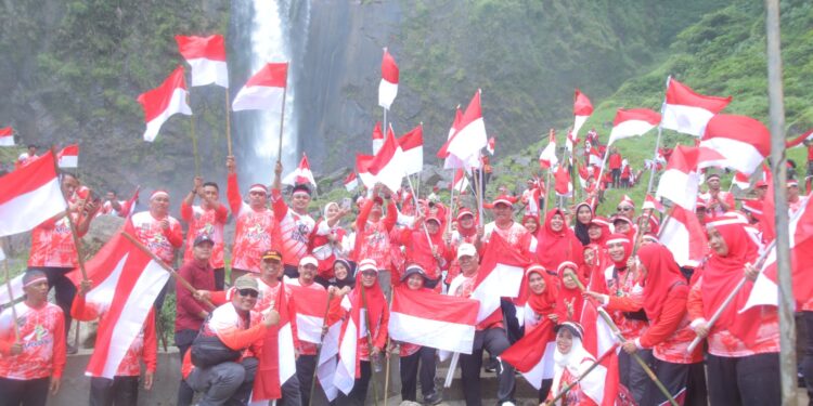 Bupati dan Forkopimda Asahan Kibarkan Bendera Merah Putih di Wisata Air Terjun Ponot