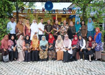 Bupati Asahan Tinjau Papan Tulis Interaktif di SMPN 1 Kisaran